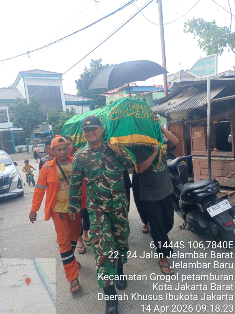 Wujud Empati, Babinsa Koramil 03/Grogol Petamburan Sertu Dhany Firmansyah Bantu Pemakaman Ketua RT.014/RW.10 Jelambar Baru