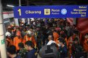Prajurit Kodam Jaya/Jayakarta dari Yonif 202/Tajimalela (TM) dan Kodim 0507/Bekasi bergerak cepat mengevakuasi dan mengamankan lokasi kecelakaan KA Argo Bromo Anggrek dengan KRL jurusan Cikarang–Jakarta