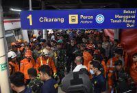 Prajurit Kodam Jaya/Jayakarta dari Yonif 202/Tajimalela (TM) dan Kodim 0507/Bekasi bergerak cepat mengevakuasi dan mengamankan lokasi kecelakaan KA Argo Bromo Anggrek dengan KRL jurusan Cikarang–Jakarta