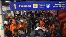 Prajurit Kodam Jaya/Jayakarta dari Yonif 202/Tajimalela (TM) dan Kodim 0507/Bekasi bergerak cepat mengevakuasi dan mengamankan lokasi kecelakaan KA Argo Bromo Anggrek dengan KRL jurusan Cikarang–Jakarta