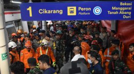 Prajurit Kodam Jaya/Jayakarta dari Yonif 202/Tajimalela (TM) dan Kodim 0507/Bekasi bergerak cepat mengevakuasi dan mengamankan lokasi kecelakaan KA Argo Bromo Anggrek dengan KRL jurusan Cikarang–Jakarta