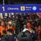 Prajurit Kodam Jaya/Jayakarta dari Yonif 202/Tajimalela (TM) dan Kodim 0507/Bekasi bergerak cepat mengevakuasi dan mengamankan lokasi kecelakaan KA Argo Bromo Anggrek dengan KRL jurusan Cikarang–Jakarta