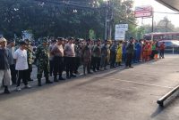 Antisipasi Genangan Banjir, Babinsa Koramil 03/GP Kerja Bakti Serentak Tingkat Kecamatan Grogol Petamburan