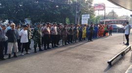 Antisipasi Genangan Banjir, Babinsa Koramil 03/GP Kerja Bakti Serentak Tingkat Kecamatan Grogol Petamburan