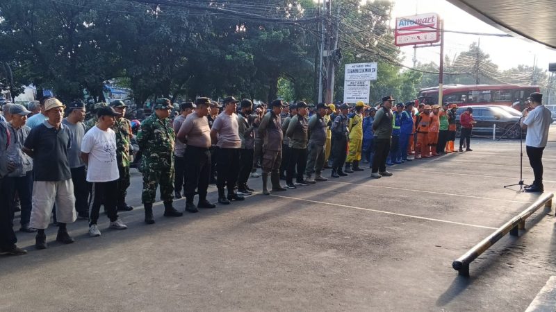 Antisipasi Genangan Banjir, Babinsa Koramil 03/GP Kerja Bakti Serentak Tingkat Kecamatan Grogol Petamburan