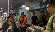 Momen Bertambahnya Usia, Danramil 03/Grogol Petamburan Mayor Inf Manatap Rajagukguk Gelar Aksi Sosial Berbagi Makanan Kepada Warga Masyarakat