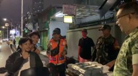 Momen Bertambahnya Usia, Danramil 03/Grogol Petamburan Mayor Inf Manatap Rajagukguk Gelar Aksi Sosial Berbagi Makanan Kepada Warga Masyarakat