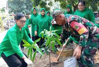 HUT Persit KCK Ke-80 dan Hari Bumi, Ketua Persit KCK Cabang XVII Dim 0503 JB Ny. Novita Hakki Tanam 100 Pohon