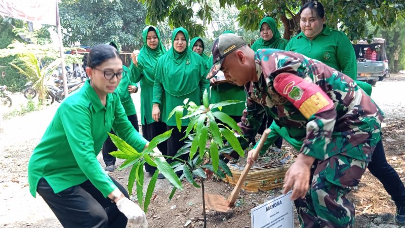 HUT Persit KCK Ke-80 dan Hari Bumi, Ketua Persit KCK Cabang XVII Dim 0503 JB Ny. Novita Hakki Tanam 100 Pohon