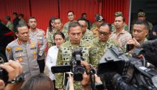 Komandan Kodim 0503/Jakarta Barat, Letkol Inf Saputra Hakki, S.I.P., M.P.M., mendampingi Panglima Kodam Jaya/Jayakarta Letjen TNI Deddy Suryadi, S.I.P., M.Si., dan Kapolda Metro Jaya Komjen Pol Asep Edi Suheri menghadiri peresmian operasionalisasi Koperasi Desa/Kelurahan Merah Putih (KDKMP). Acara yang juga dihadiri oleh unsur Forkopimda serta jajaran pejabat Pemprov DKI Jakarta dan Pemkot Jakarta Barat