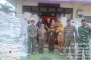 Pastikan Berjalan Aman dan Lancar, Babinsa Koramil 01/Taman Sari Sertu Aprianto Monitoring Pendistribusian Bantuan Pangan Nasional Bulog RI Tahun 2026