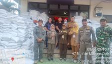 Pastikan Berjalan Aman dan Lancar, Babinsa Koramil 01/Taman Sari Sertu Aprianto Monitoring Pendistribusian Bantuan Pangan Nasional Bulog RI Tahun 2026
