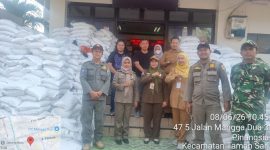 Pastikan Berjalan Aman dan Lancar, Babinsa Koramil 01/Taman Sari Sertu Aprianto Monitoring Pendistribusian Bantuan Pangan Nasional Bulog RI Tahun 2026