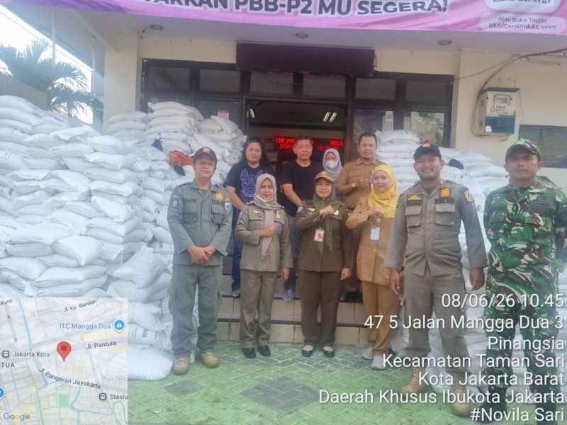 Pastikan Berjalan Aman dan Lancar, Babinsa Koramil 01/Taman Sari Sertu Aprianto Monitoring Pendistribusian Bantuan Pangan Nasional Bulog RI Tahun 2026