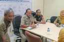Pastikan Berjalan Aman dan Lancar, Babinsa Koramil 01/Taman Sari Sertu Aprianto Monitoring Pendistribusian Bantuan Pangan Nasional Bulog RI Tahun 2026