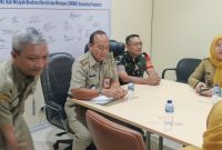 Pastikan Berjalan Aman dan Lancar, Babinsa Koramil 01/Taman Sari Sertu Aprianto Monitoring Pendistribusian Bantuan Pangan Nasional Bulog RI Tahun 2026