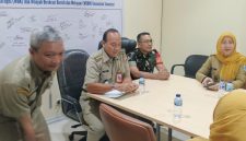 Pastikan Berjalan Aman dan Lancar, Babinsa Koramil 01/Taman Sari Sertu Aprianto Monitoring Pendistribusian Bantuan Pangan Nasional Bulog RI Tahun 2026