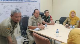 Pastikan Berjalan Aman dan Lancar, Babinsa Koramil 01/Taman Sari Sertu Aprianto Monitoring Pendistribusian Bantuan Pangan Nasional Bulog RI Tahun 2026