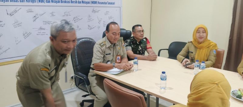 Pastikan Berjalan Aman dan Lancar, Babinsa Koramil 01/Taman Sari Sertu Aprianto Monitoring Pendistribusian Bantuan Pangan Nasional Bulog RI Tahun 2026