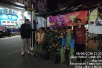 Jaga Kondusivitas Wilayah, Babinsa Koramil 01/TS Bersama Warga Gelar Siskamling dan Pam Swakarsa di Tamansari