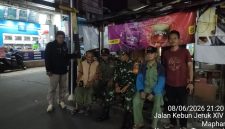 Jaga Kondusivitas Wilayah, Babinsa Koramil 01/TS Bersama Warga Gelar Siskamling dan Pam Swakarsa di Tamansari