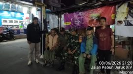 Jaga Kondusivitas Wilayah, Babinsa Koramil 01/TS Bersama Warga Gelar Siskamling dan Pam Swakarsa di Tamansari