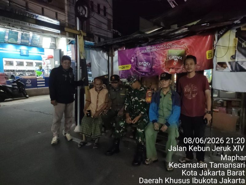 Jaga Kondusivitas Wilayah, Babinsa Koramil 01/TS Bersama Warga Gelar Siskamling dan Pam Swakarsa di Tamansari