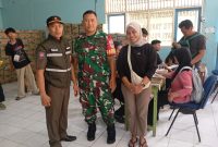 Sinergi TNI-Polri dan Pemerintah Kelurahan, Babinsa Koramil 03/GP Serda Rinto S Pastikan Penyaluran Bantuan Pangan Pemerintah Pusat di Jatipulo Berjalan Kondusif