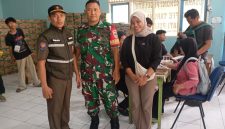 Sinergi TNI-Polri dan Pemerintah Kelurahan, Babinsa Koramil 03/GP Serda Rinto S Pastikan Penyaluran Bantuan Pangan Pemerintah Pusat di Jatipulo Berjalan Kondusif