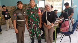 Sinergi TNI-Polri dan Pemerintah Kelurahan, Babinsa Koramil 03/GP Serda Rinto S Pastikan Penyaluran Bantuan Pangan Pemerintah Pusat di Jatipulo Berjalan Kondusif