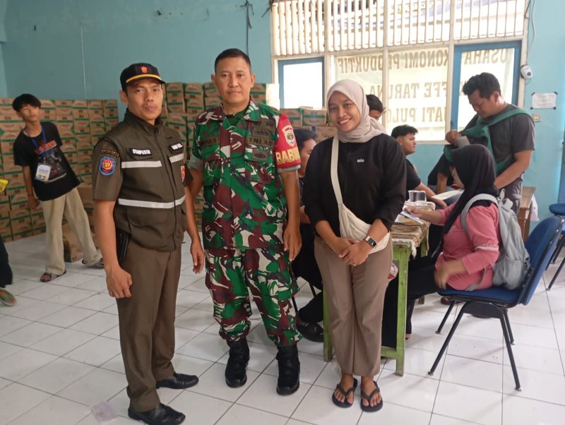 Sinergi TNI-Polri dan Pemerintah Kelurahan, Babinsa Koramil 03/GP Serda Rinto S Pastikan Penyaluran Bantuan Pangan Pemerintah Pusat di Jatipulo Berjalan Kondusif