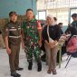 Sinergi TNI-Polri dan Pemerintah Kelurahan, Babinsa Koramil 03/GP Serda Rinto S Pastikan Penyaluran Bantuan Pangan Pemerintah Pusat di Jatipulo Berjalan Kondusif