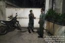 Tingkatkan Keamanan Wilayah, Babinsa Koramil 03/GP Gelar Patroli Siskamling Bersama Warga Palmerah
