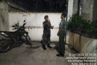 Tingkatkan Keamanan Wilayah, Babinsa Koramil 03/GP Gelar Patroli Siskamling Bersama Warga Palmerah