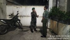 Tingkatkan Keamanan Wilayah, Babinsa Koramil 03/GP Gelar Patroli Siskamling Bersama Warga Palmerah