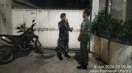 Tingkatkan Keamanan Wilayah, Babinsa Koramil 03/GP Gelar Patroli Siskamling Bersama Warga Palmerah