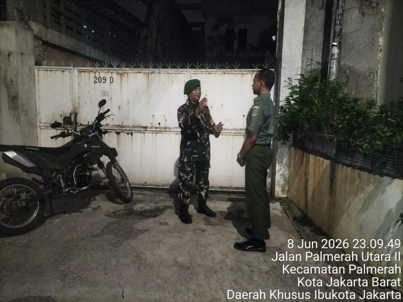 Tingkatkan Keamanan Wilayah, Babinsa Koramil 03/GP Gelar Patroli Siskamling Bersama Warga Palmerah