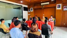 Selesaikan Keluhan Warga, Babinsa Koramil 01/Taman Sari Hadiri Rapat Mediasi di Kelurahan Maphar