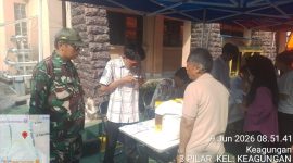 Babinsa Koramil 01/Taman Sari Monitoring 1.797 Warga Kelurahan Keagungan Terima Bantuan Pangan Nasional Bulog 2026