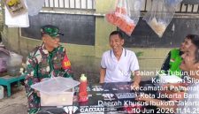 Melalui Komsos Binter, Babinsa Koramil 03/GP Serka Heru Wahyana Ajak Tokoh Masyarakat dan Pedagang Kaki Lima Slipi Sukseskan Program Pemilahan Sampah