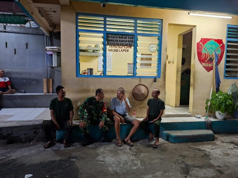 Jaga Wilayah Binaan Tetap Aman, Babinsa Koramil 01/Taman Sari Laksanakan Siskamling Bersama Komponen Pendukung
