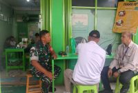 Komsos Pererat Silaturahmi, Babinsa Koramil 03/GP Serda Kamit Ajak Warga Kota Bambu Utara Jaga Kamtibmas dan Kebersihan Lingkungan