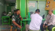 Komsos Pererat Silaturahmi, Babinsa Koramil 03/GP Serda Kamit Ajak Warga Kota Bambu Utara Jaga Kamtibmas dan Kebersihan Lingkungan