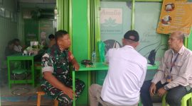 Komsos Pererat Silaturahmi, Babinsa Koramil 03/GP Serda Kamit Ajak Warga Kota Bambu Utara Jaga Kamtibmas dan Kebersihan Lingkungan