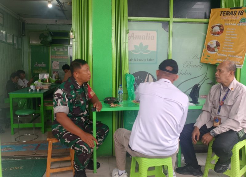 Komsos Pererat Silaturahmi, Babinsa Koramil 03/GP Serda Kamit Ajak Warga Kota Bambu Utara Jaga Kamtibmas dan Kebersihan Lingkungan