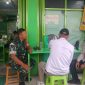 Komsos Pererat Silaturahmi, Babinsa Koramil 03/GP Serda Kamit Ajak Warga Kota Bambu Utara Jaga Kamtibmas dan Kebersihan Lingkungan