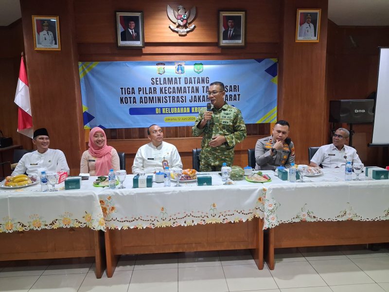 Pererat Silaturahmi dan Jaga Kondusifitas Wilayah, Danramil 01/Taman Sari Mayor Inf Manatap Rajagukguk Bersama Tiga Pilar Taman Sari Gelar Roadshow di Kelurahan Krukut