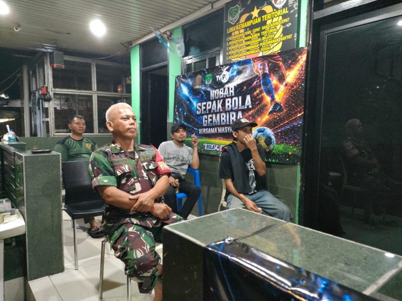 Tingkatkan Kebersamaan, Koramil 01/Taman Sari Gelar Nobar Bola Gembira Piala Dunia 2026