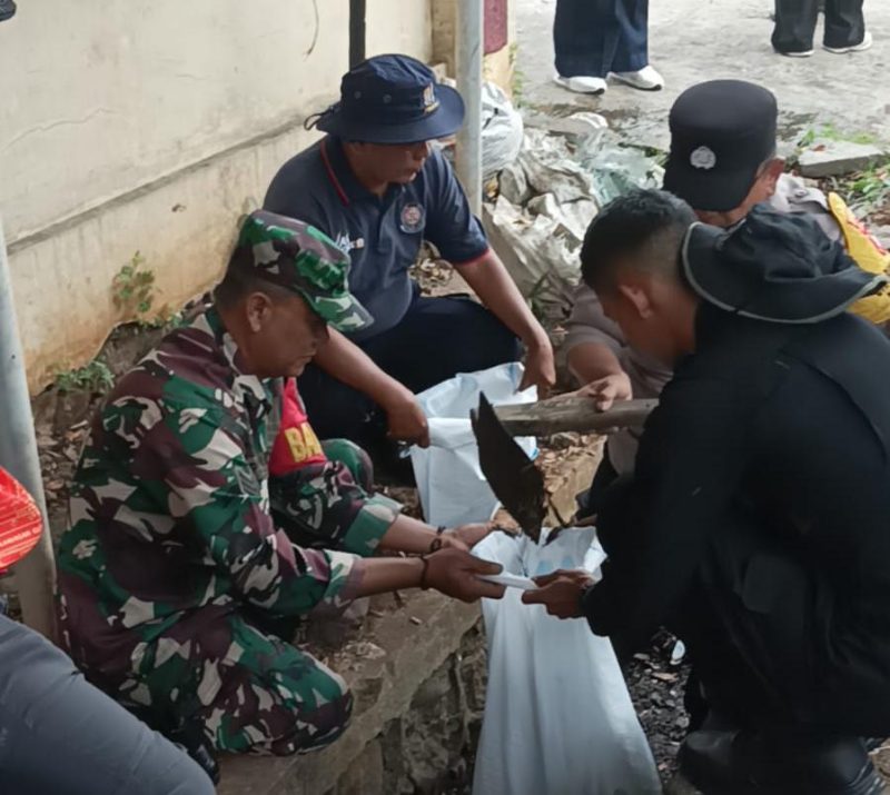 Gotong Royong Bersihkan Lingkungan, Personel Koramil 03/GP Hadiri dan Sukseskan Kerja Bakti Terpadu Tingkat Kecamatan Palmerah