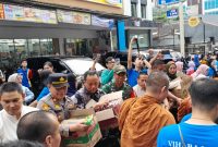 Sinergi Tiga Pilar, Danramil 03/GP Mayor Kav Tri Atmojo Monitoring Pengamanan Ibadah Pindapata Massal di Vihara Metta Palmerah